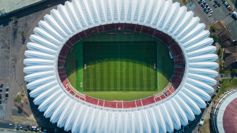 世界杯决赛颁奖典礼，冠军球队高举大力神杯庆祝