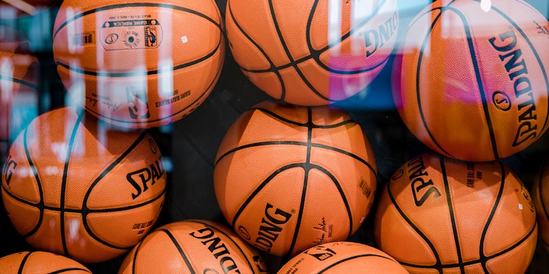 2026世界杯三大主办国美国、加拿大、墨西哥代表合影，背景为联合申办标志