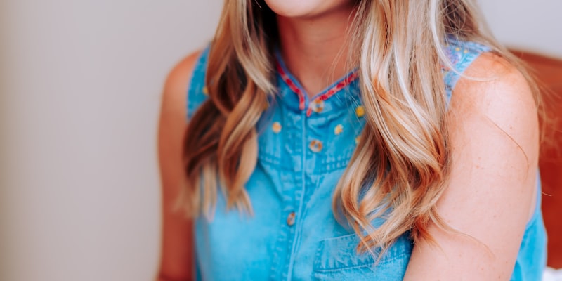 国际足联官员在新闻发布会上展示新版世界杯比赛用球